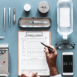 La ciencia de datos engloba el conocimiento para obtener y transformar datos con el fin de analizarlos y presentarlos tras verificar la calidad, robustez y su fácil interpretación. Estos conceptos son cotidianos en la actividad de los profesionales del laboratorio clínico así que los métodos computacionales y la consecución de procesos, conocidos como pipelines, presentan cierto paralelismo al manejo de muestras en los laboratorios. En el análisis de datos se utilizan diferentes herramientas para determinar su calidad y si es necesario adecuar su formato, en una fase de análisis se adecuan para su representación y modelización y finalmente se integra el resultado en un informe para su interpretación. 